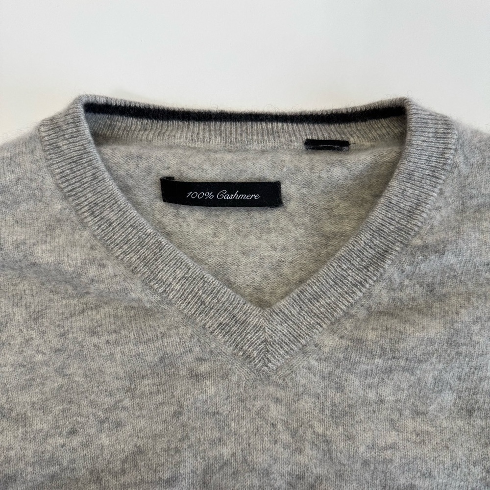 Women's V-Neck 100% Cashmere Sweater in Light Gray M/L - Picture 3 of 5